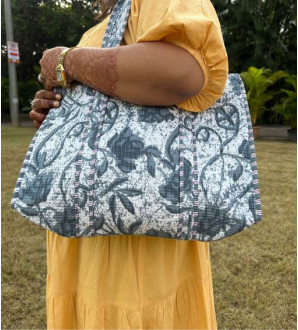 Noori Tote bag Floral Blue and White (with zip)