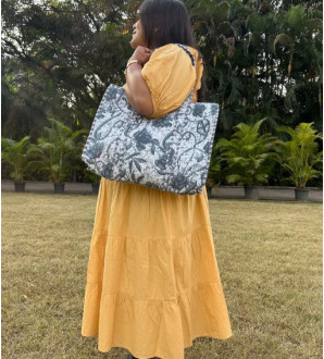 Noori Tote bag Floral Blue and White (with zip)